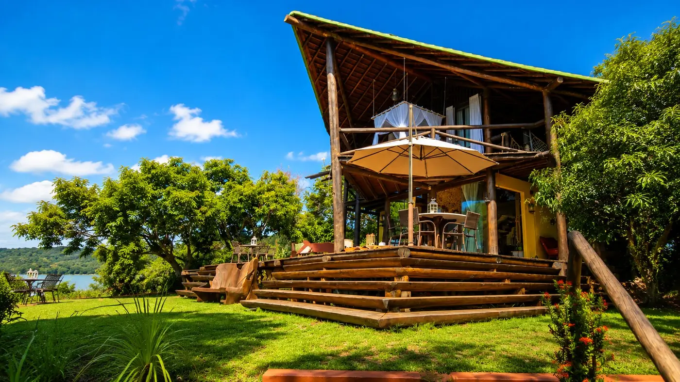 Casa Mata, refúgio de madeira cercado pela floresta