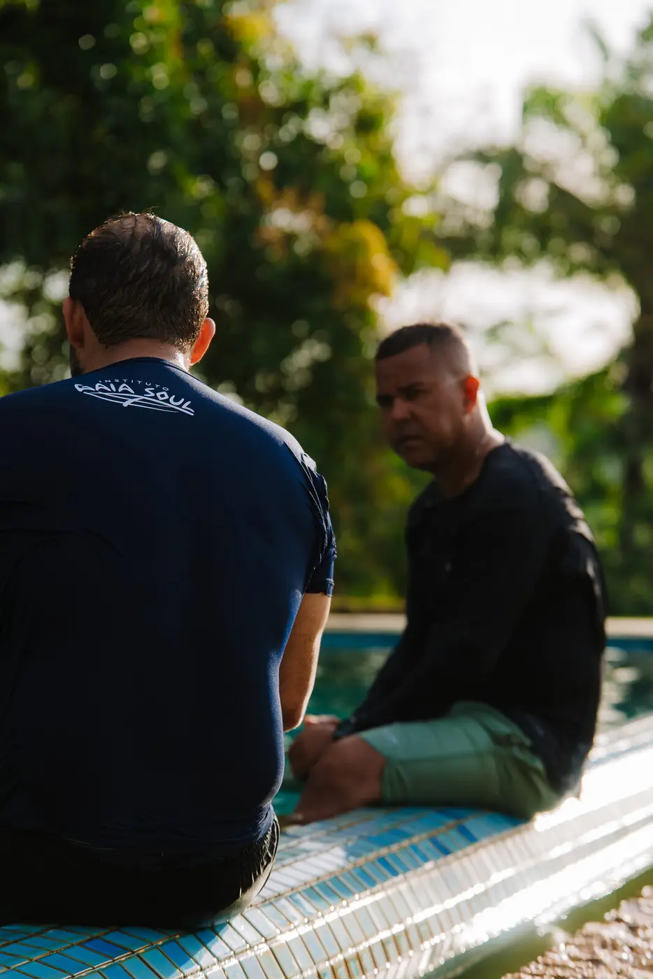 Hóspedes conversando à beira da água
