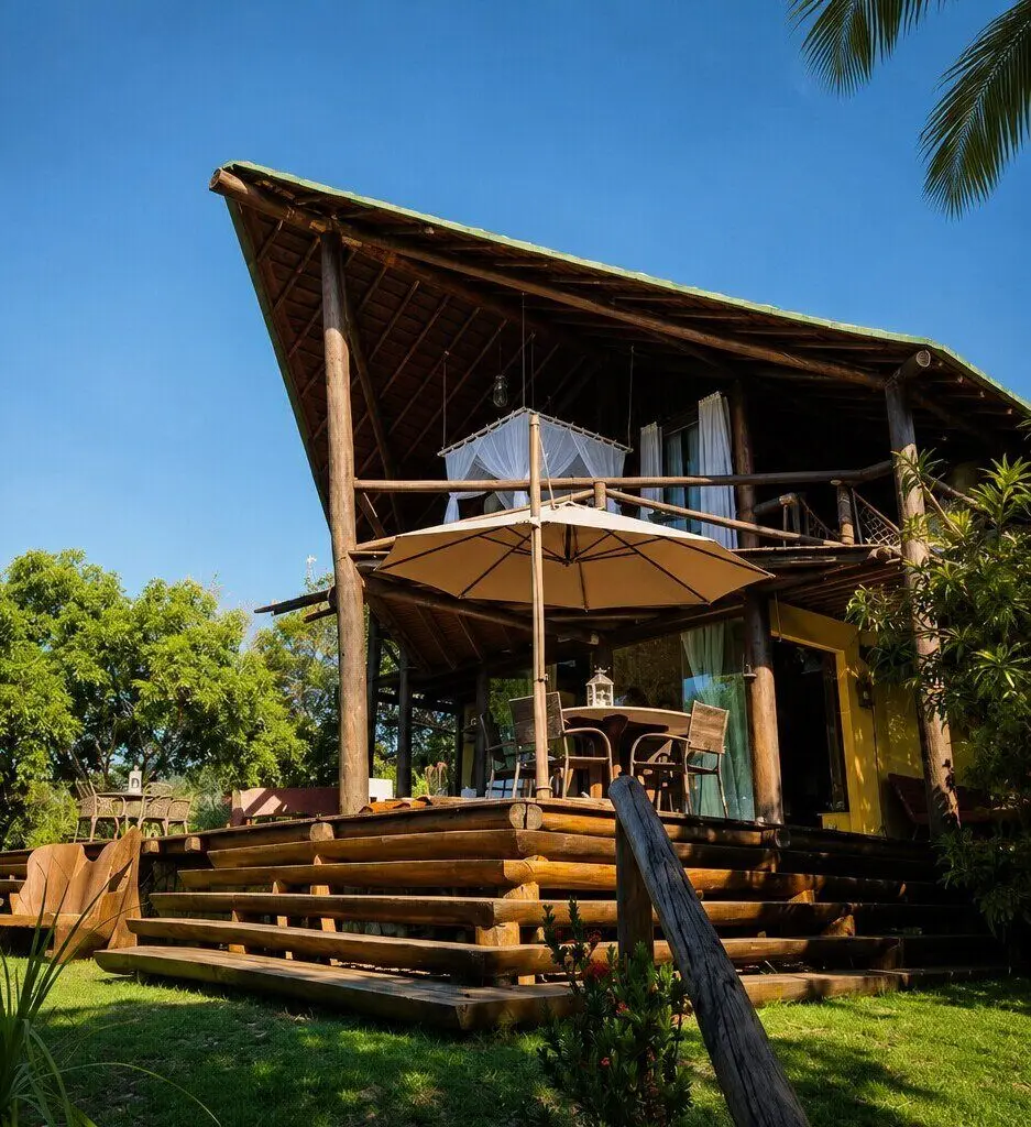 Casa de madeira com deck, cercada pela mata
