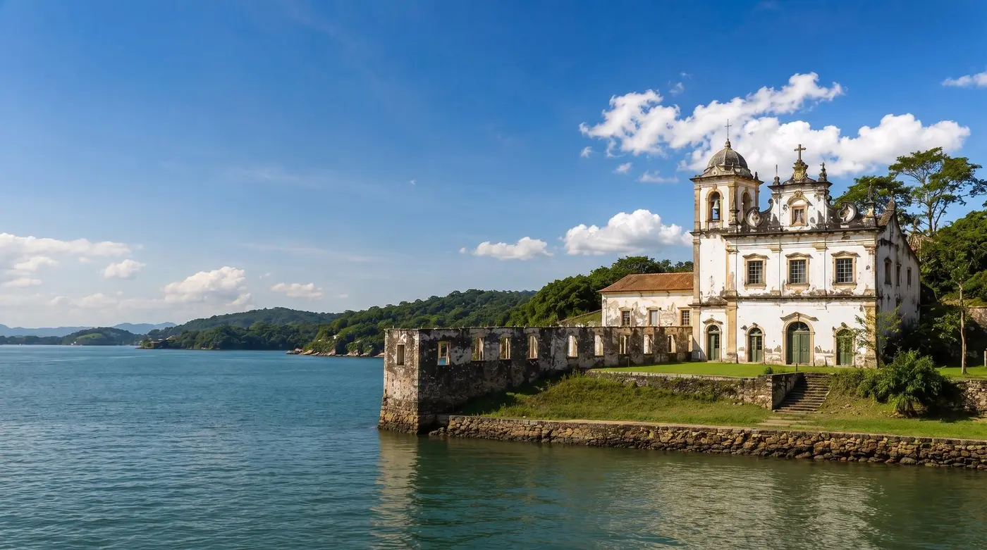 Convento histórico à beira da baía