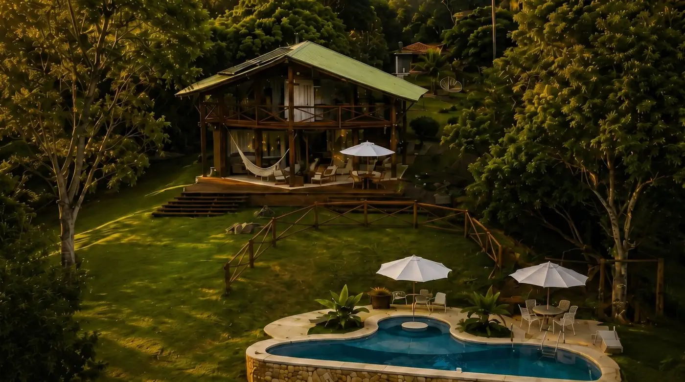 Vista aérea de casa na mata com gramado