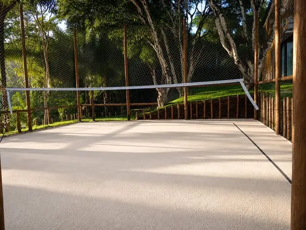 Quadra de areia cercada pela mata